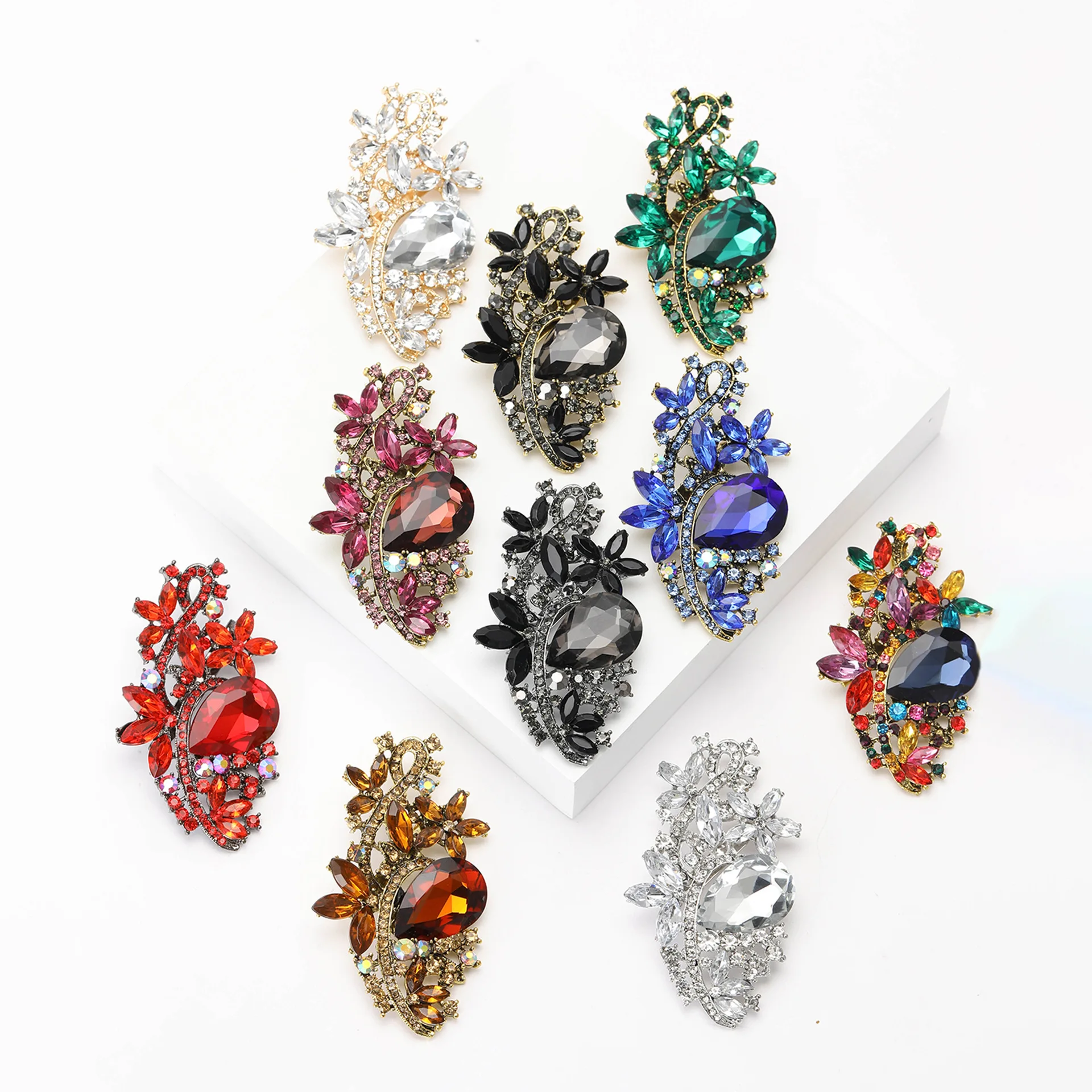 

Exquisite Crystal Brooch For Stylish Women Vintage Glass Pin Wedding Dress Accessories Jewelry Gifts For Party Friends