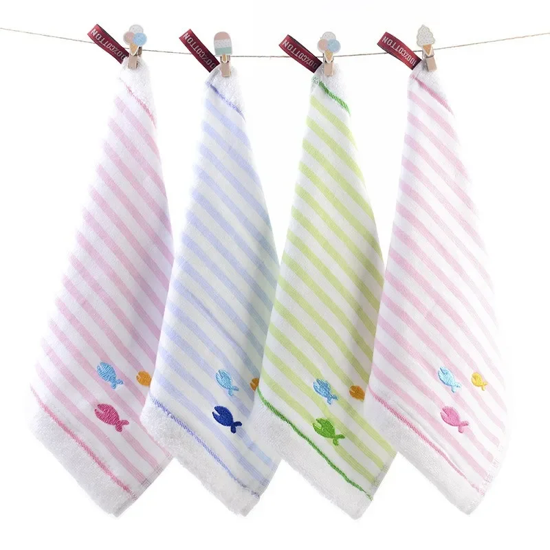 1 قطعة 25x25 سنتيمتر القطن مخطط الكرتون الأسماك التطريز شنقا حبل الطفل الوجه منشفة المحمولة ماصة لينة