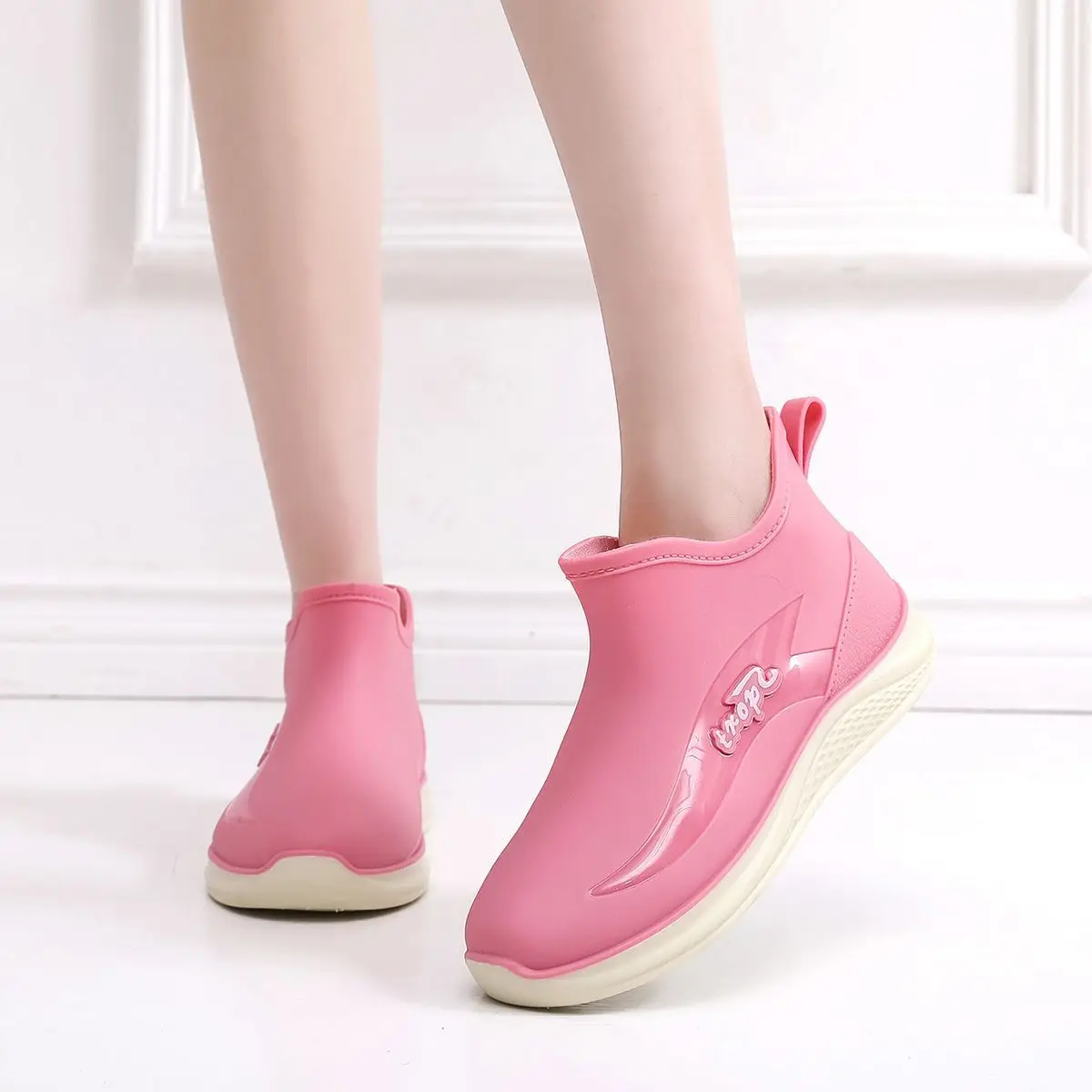 

​ Женские непромокаемые нескользящие резиновые сапоги на мягкой подошве, легкая толстая подошва с коротким валом для работы на кухне ​ Резиновые сапоги