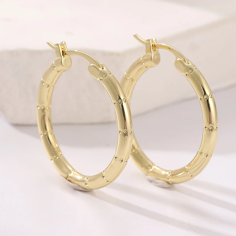 Klassische goldfarbene Creolen für Damen mit Kreismuster-Gravur für Party und Alltag – Detail 3