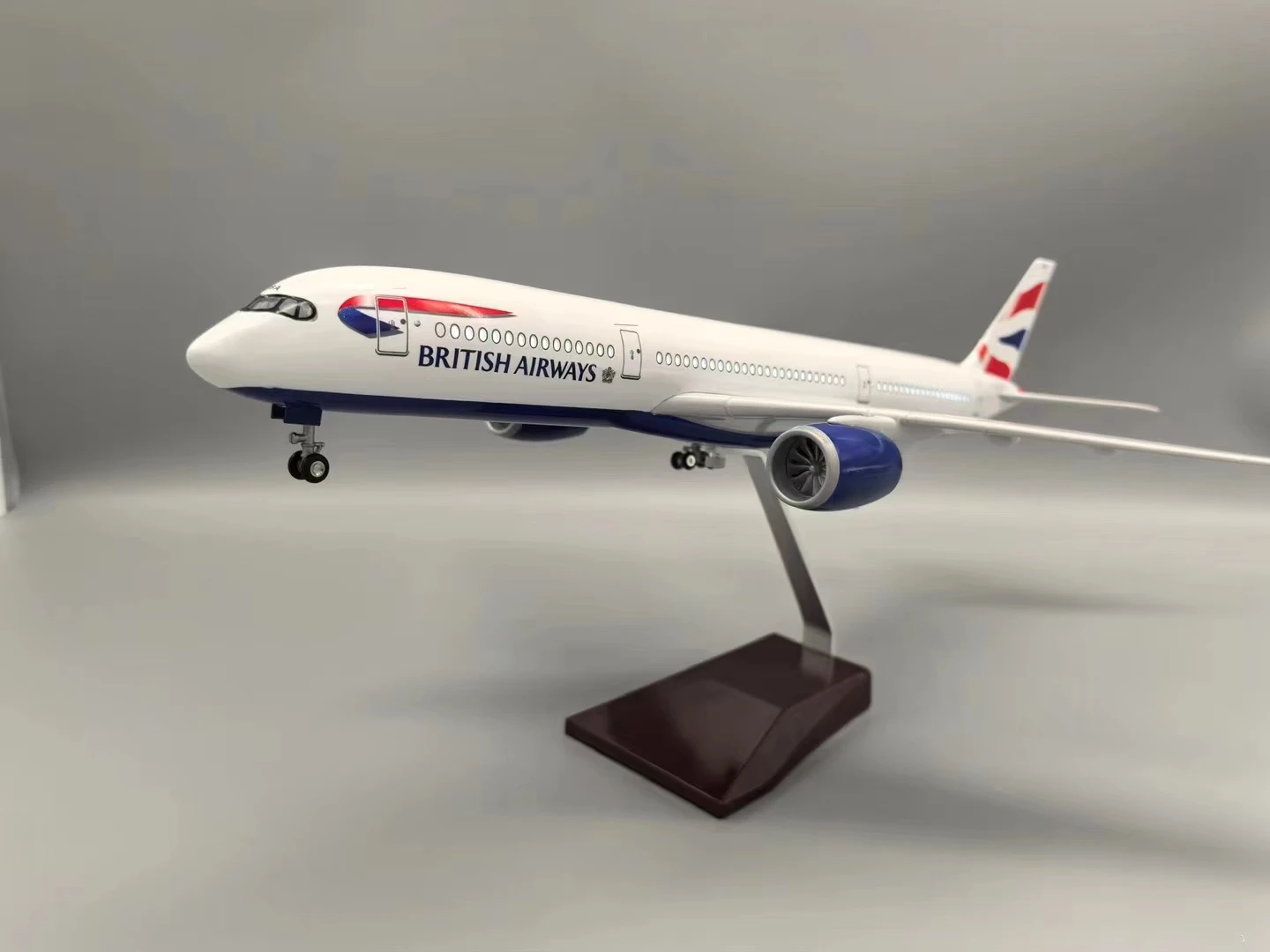

New 47cm Airplane Model A350 British Airlines 1:142 Scale Plane ABS Plastic Model With Lights Landing Gear Souvenirs Decoration