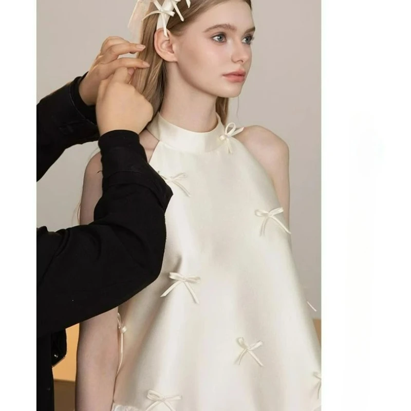 เดรสสีพื้นสไตล์ฝรั่งเศส เรียบหรู อ่อนโยน สำหรับผู้หญิง ฤดูร้อน 2026 แฟชั่นใหม่ กระโปรงสั้นชายผ้าซาตินผูกโบว์