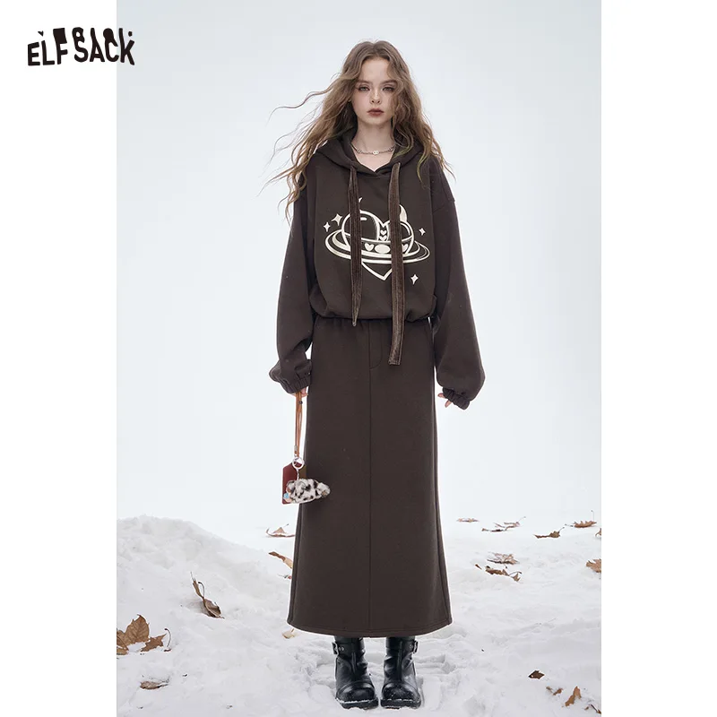 ELFSACK 2025 Winter New Arrivals Y2K Minimalist Casual Solid Heart Graphic Skirt Set For Women