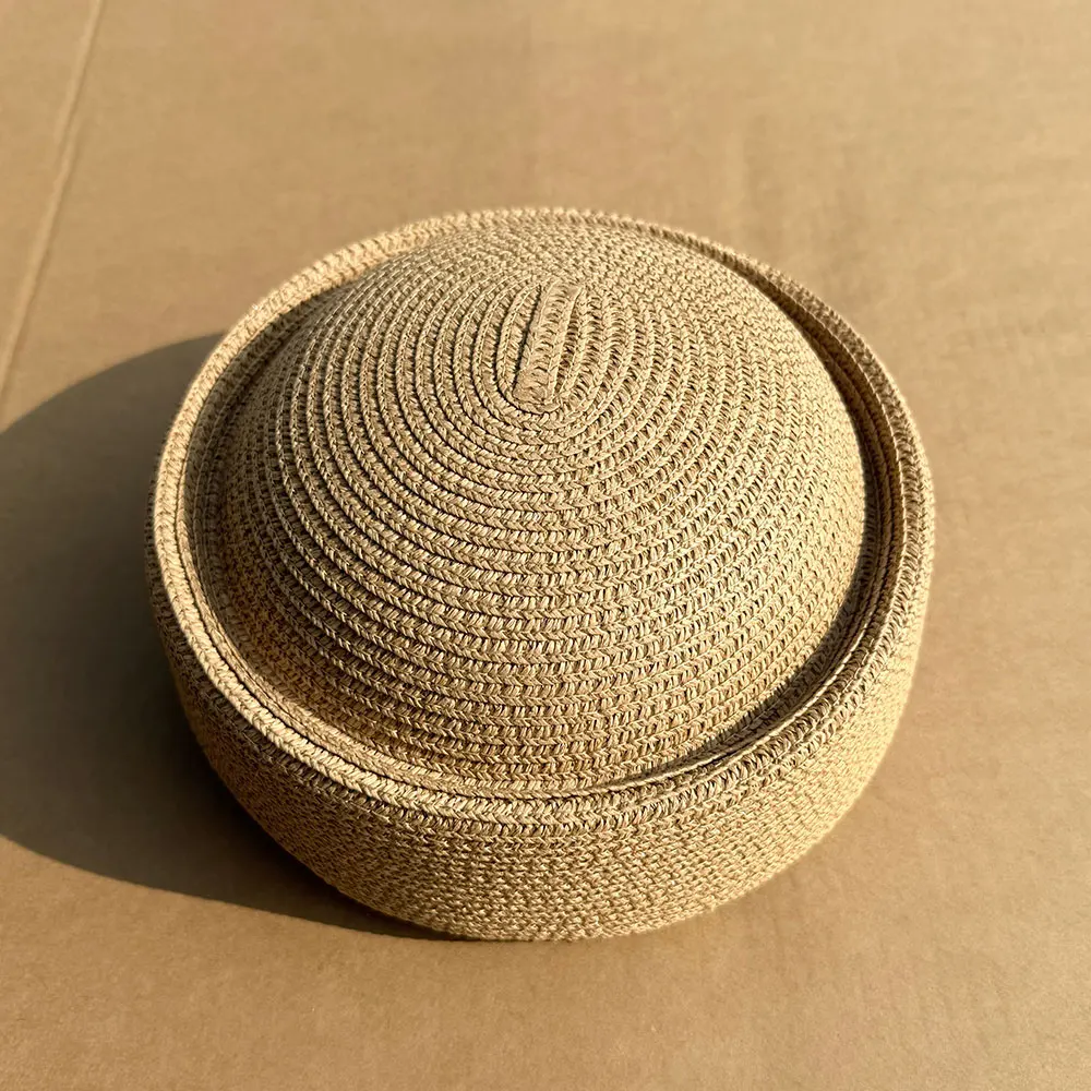 Neuer handgefertigter Stroh-Pillbox-Hut für Damen – Sonnenhut mit rundem, konkavem Oberteil, farbenfroher Baskenmütze für Kirche, Derby, Party und Strand – Detail 11