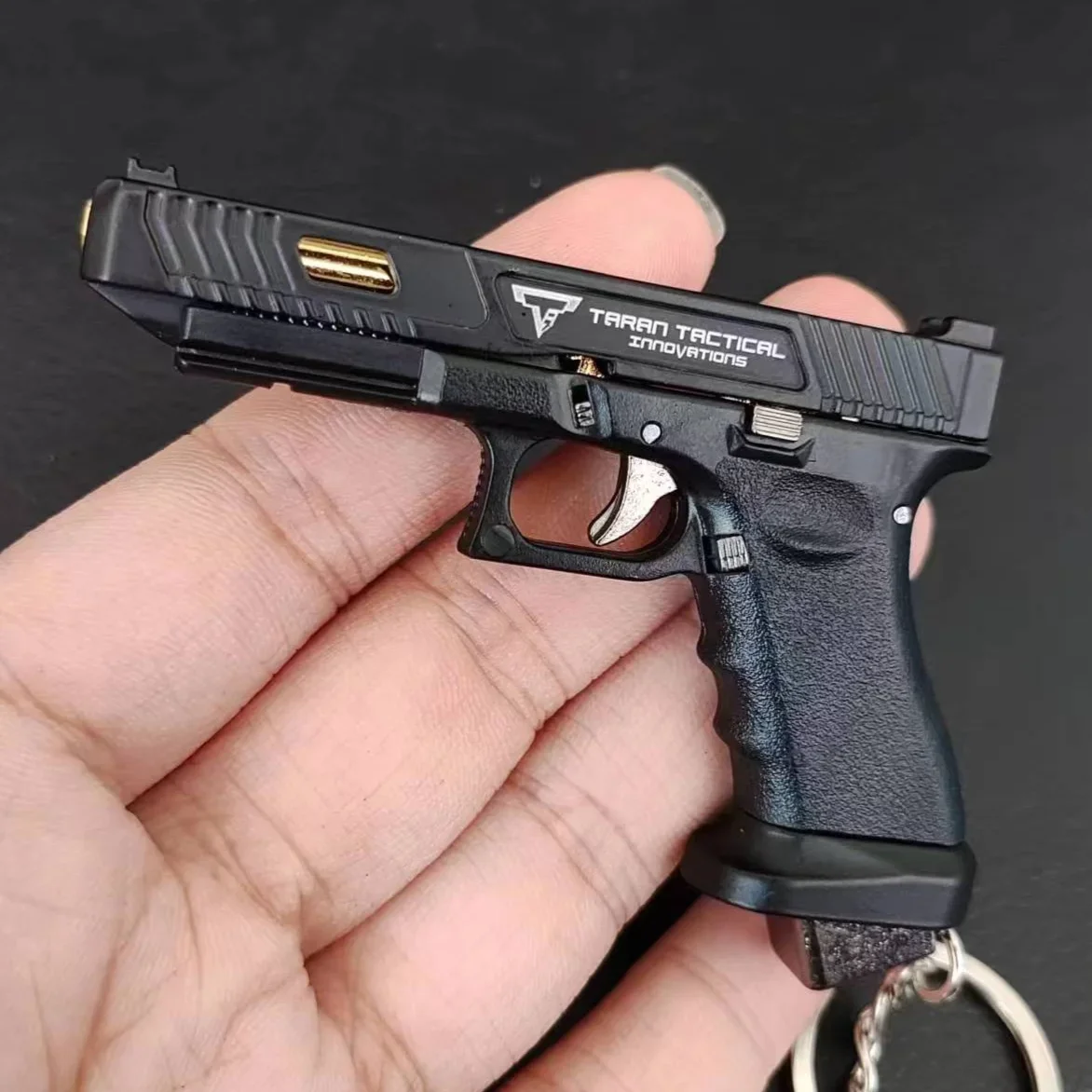 子供と大人のためのミニ銃のおもちゃのキーホルダー,半合金,ミニ銃のおもちゃ,クラフトバッグのペンダント,1:3