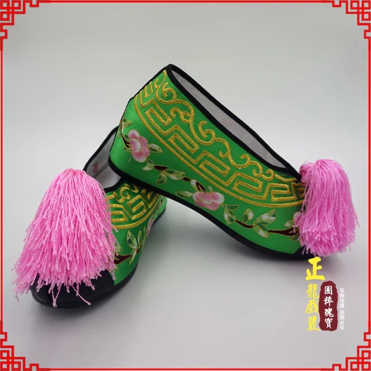 Chaussures brodées pour artistes de drame classique chinois, chaussures à talons hauts dans un costume Tsing Yi avec pompon, chaussures brodées anciennes de chine
