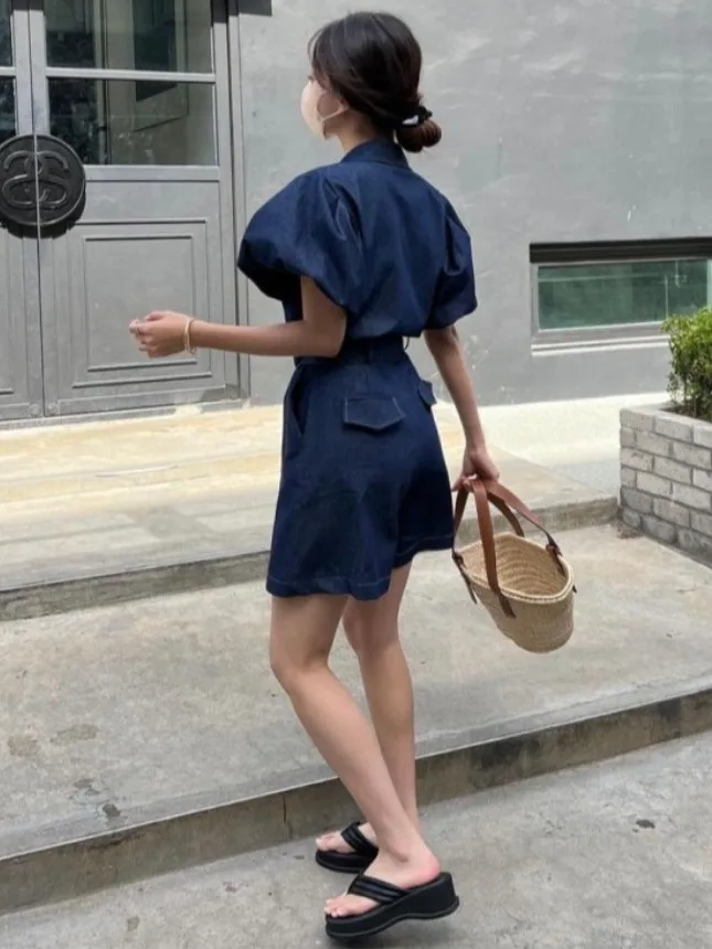 레트로 스타일 원버튼 디자인 데님 점프수트 여성 여름 신상 허리 조임 버블 소매 반바지 패션 출퇴근룩