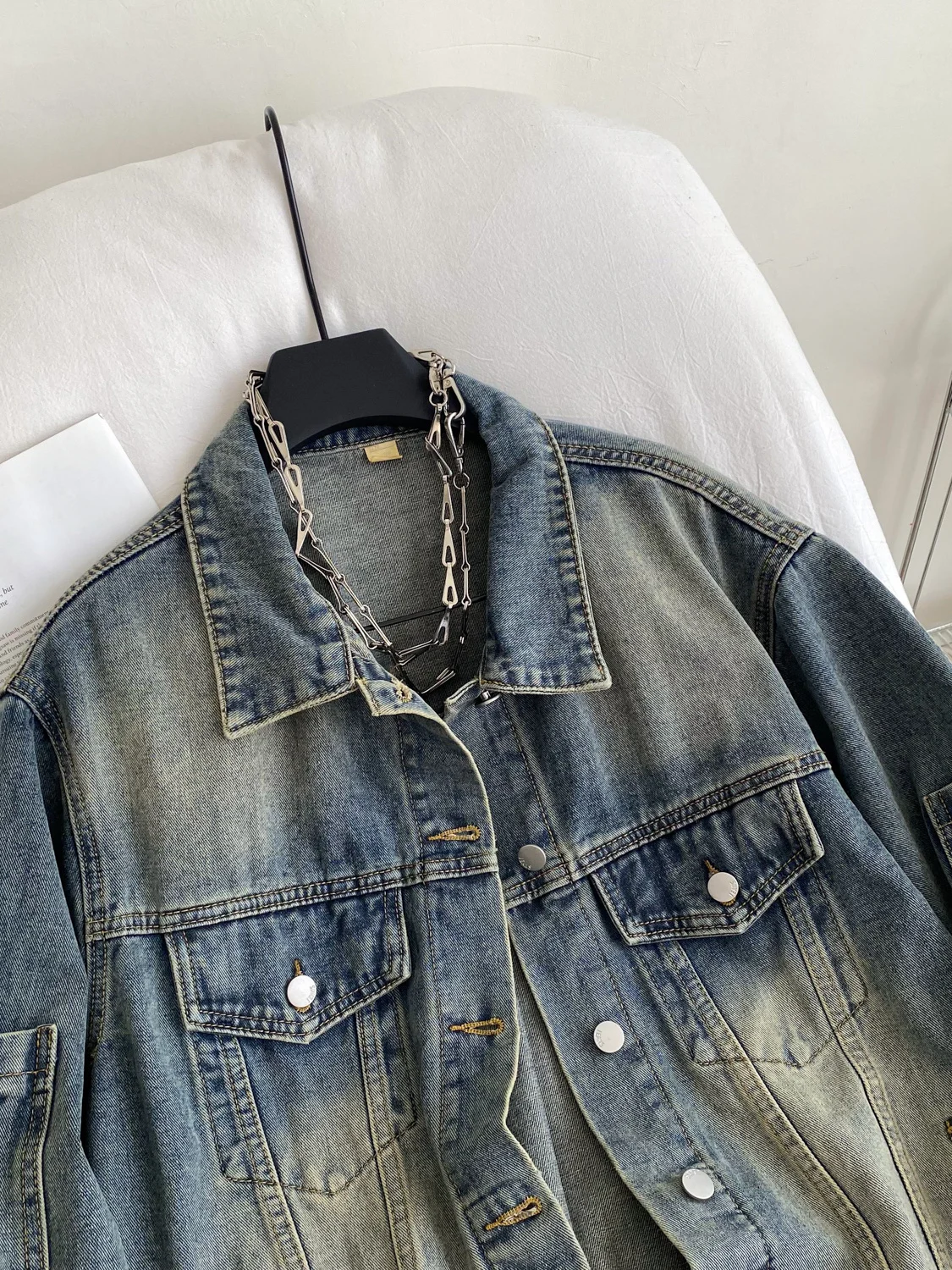 

Повседневная джинсовая куртка в стиле ретро, Гонконга, женское длинное пальто с отложным воротником-стойкой, свободный крой, весна 2025 г.