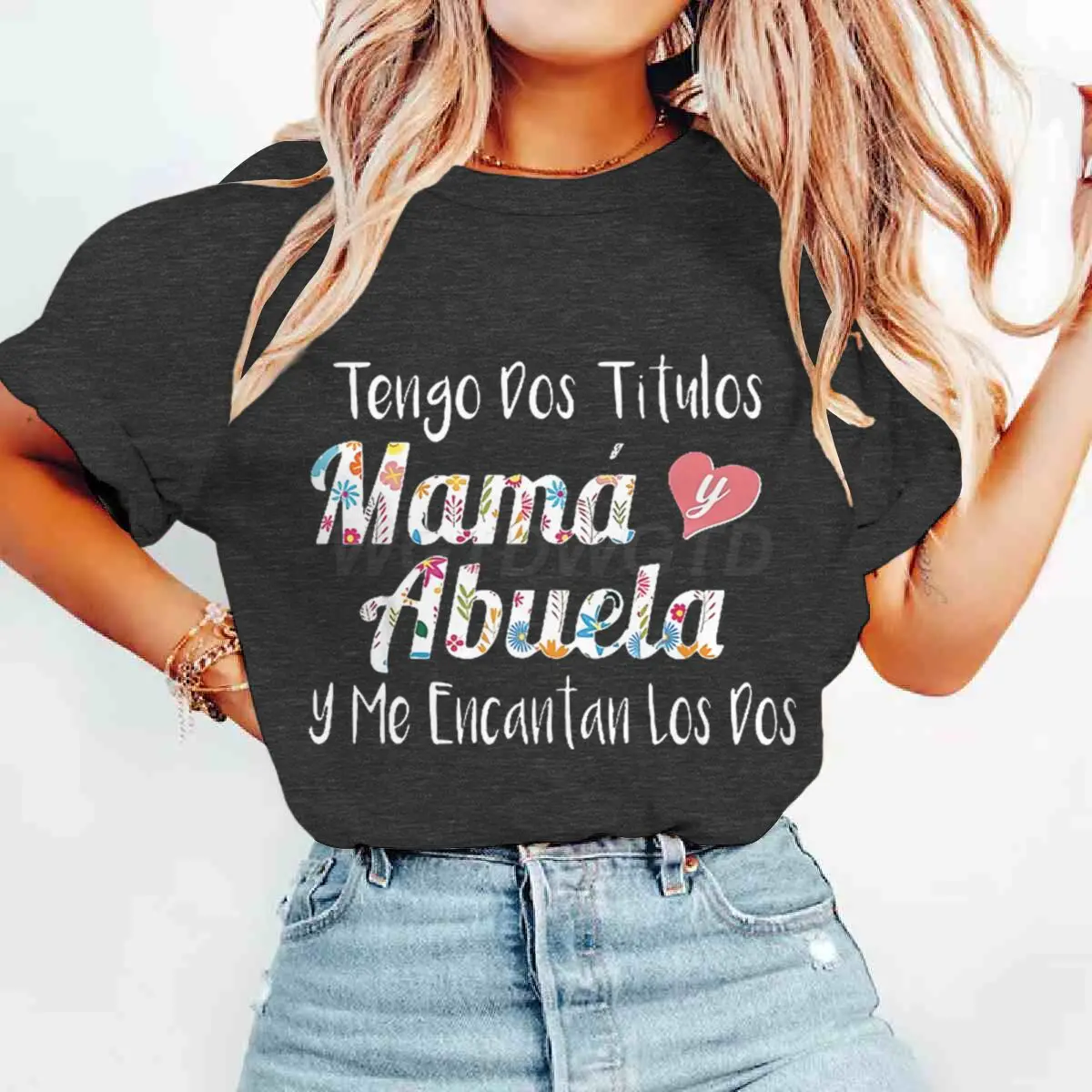 Camisetas Retrô com Estampa de Mãe Espanhola: “Eu Tenho Dois Títulos: Mãe e Avó e Eu Adoro Ambos” – Presentes Divertidos de Manga Curta para Mulheres e Mães
