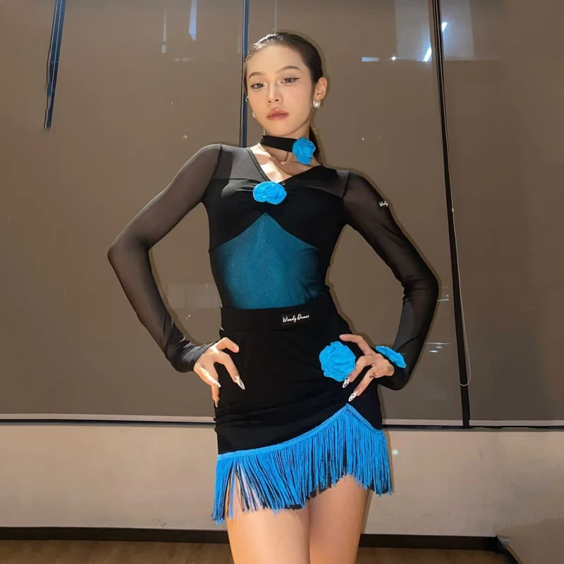 2025 Costumi di performance di danza latina per le donne Top in rete a maniche lunghe Nappe blu Gonne Pratica vestito Abbigliamento latino DQS17908