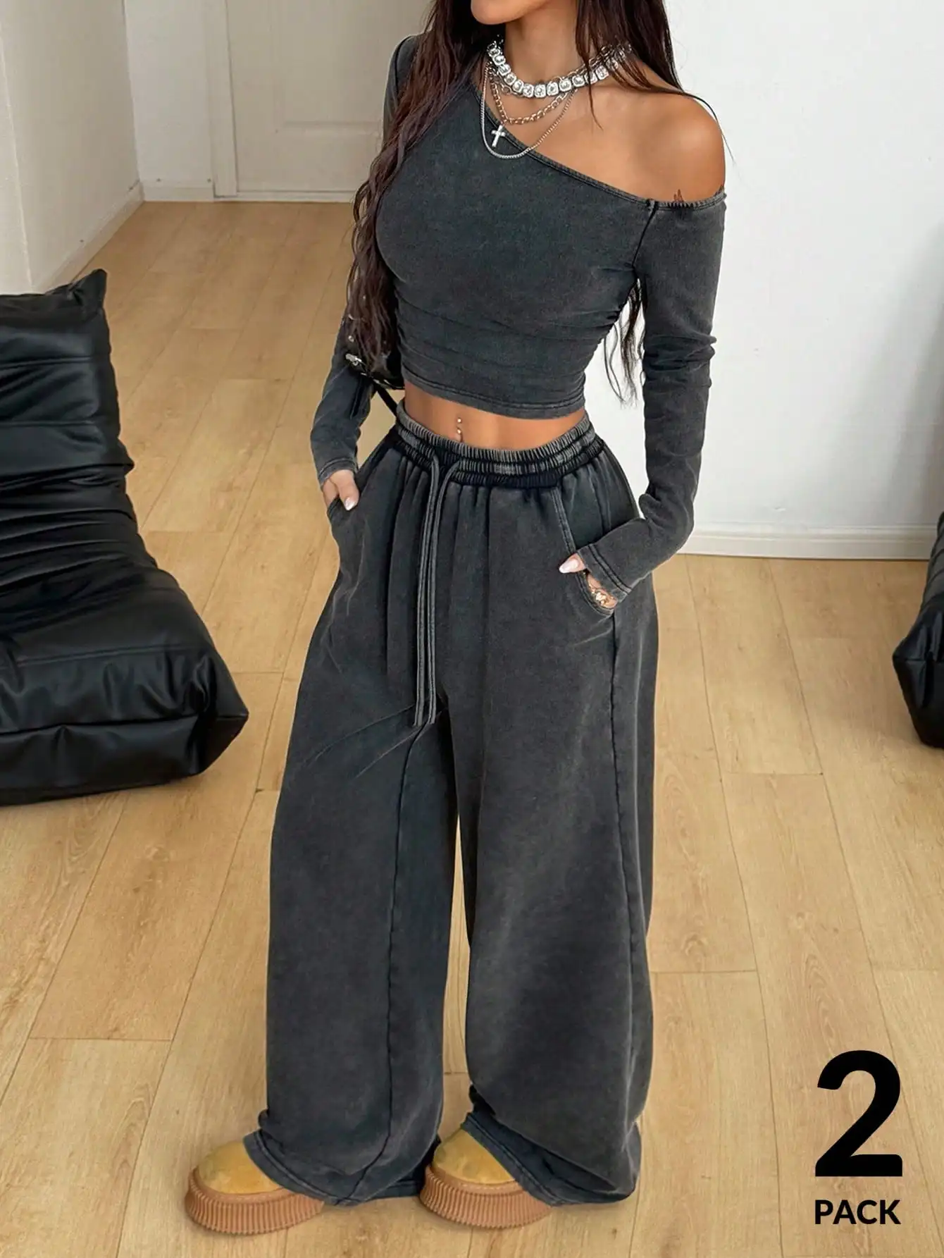 

Женский комплект из укороченного топа с асимметричным вырезом и длинными рукавами и широких спортивных брюк (2 предмета)