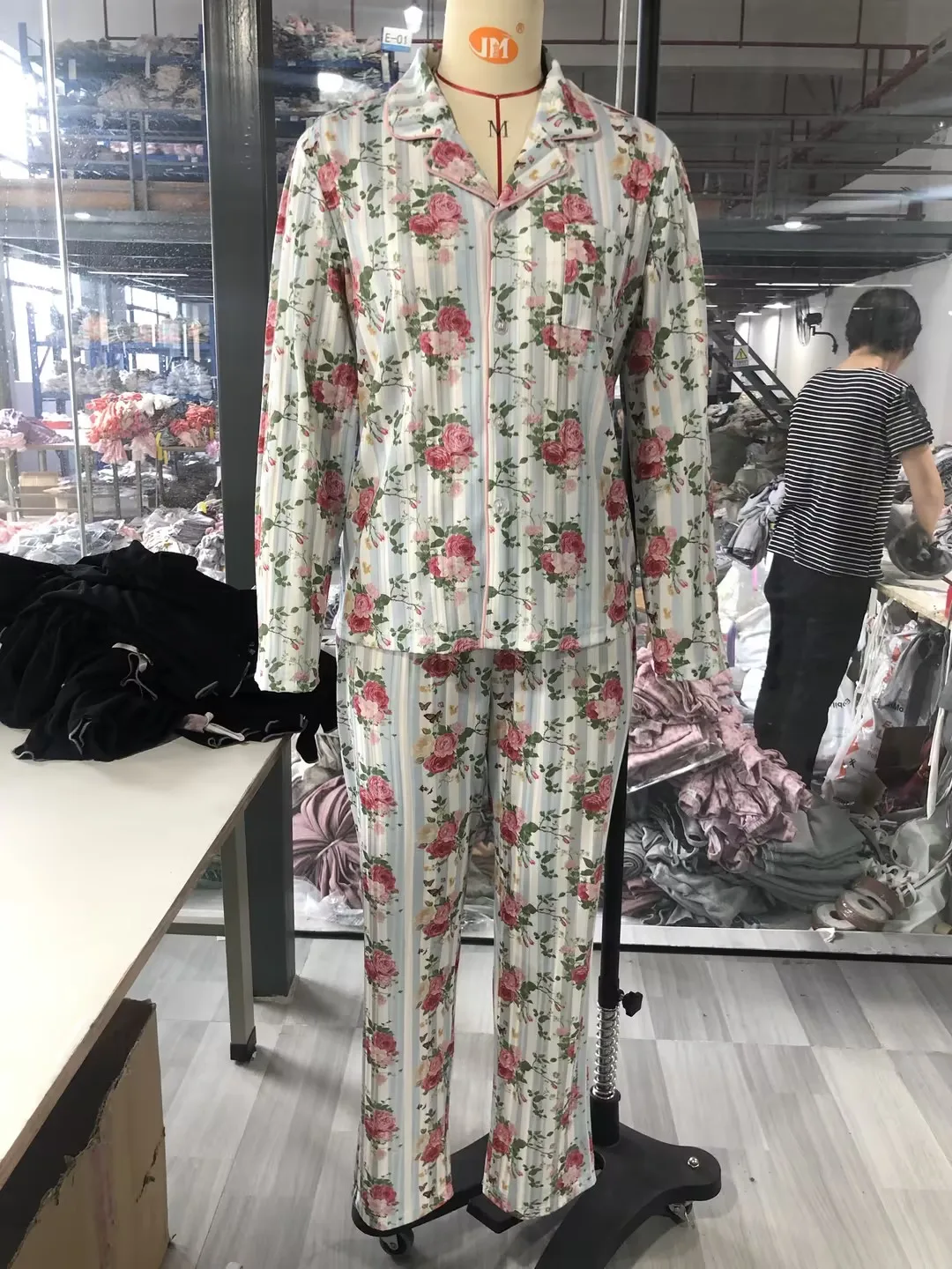 

Комплект пижамы для девочек-подростков (16 лет) на весну-осень: кардиган в полоску с розовым цветочным принтом и отложным воротником, длинные брюки, свежий, милый, удобный домашний костюм для женщин