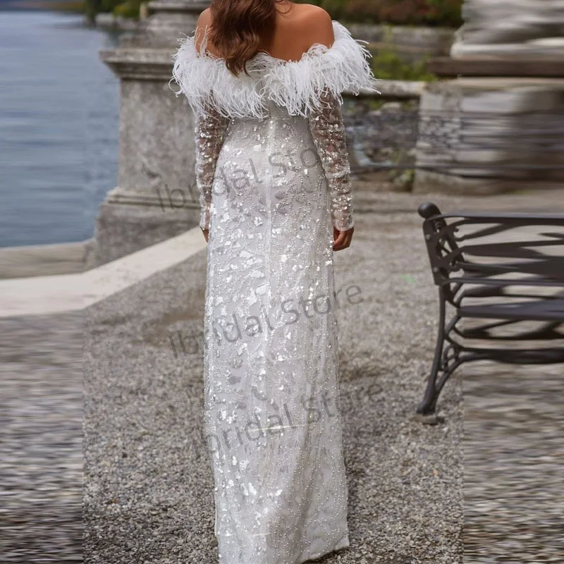 Maßgeschneiderte Abendkleider mit glitzernden Pailletten und langen Ärmeln und Federdetails. Sexy Kleid mit Seitenschlitz
