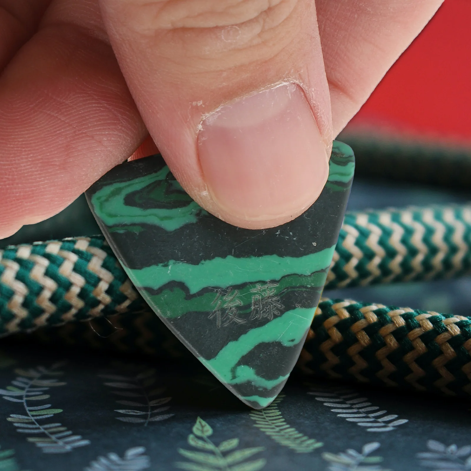 

1Pcs Durable Emerald Guitar Pick Portable for Electric Acoustic Bass Ukulele with Smooth Surface Guitar Pick Ukulele Part