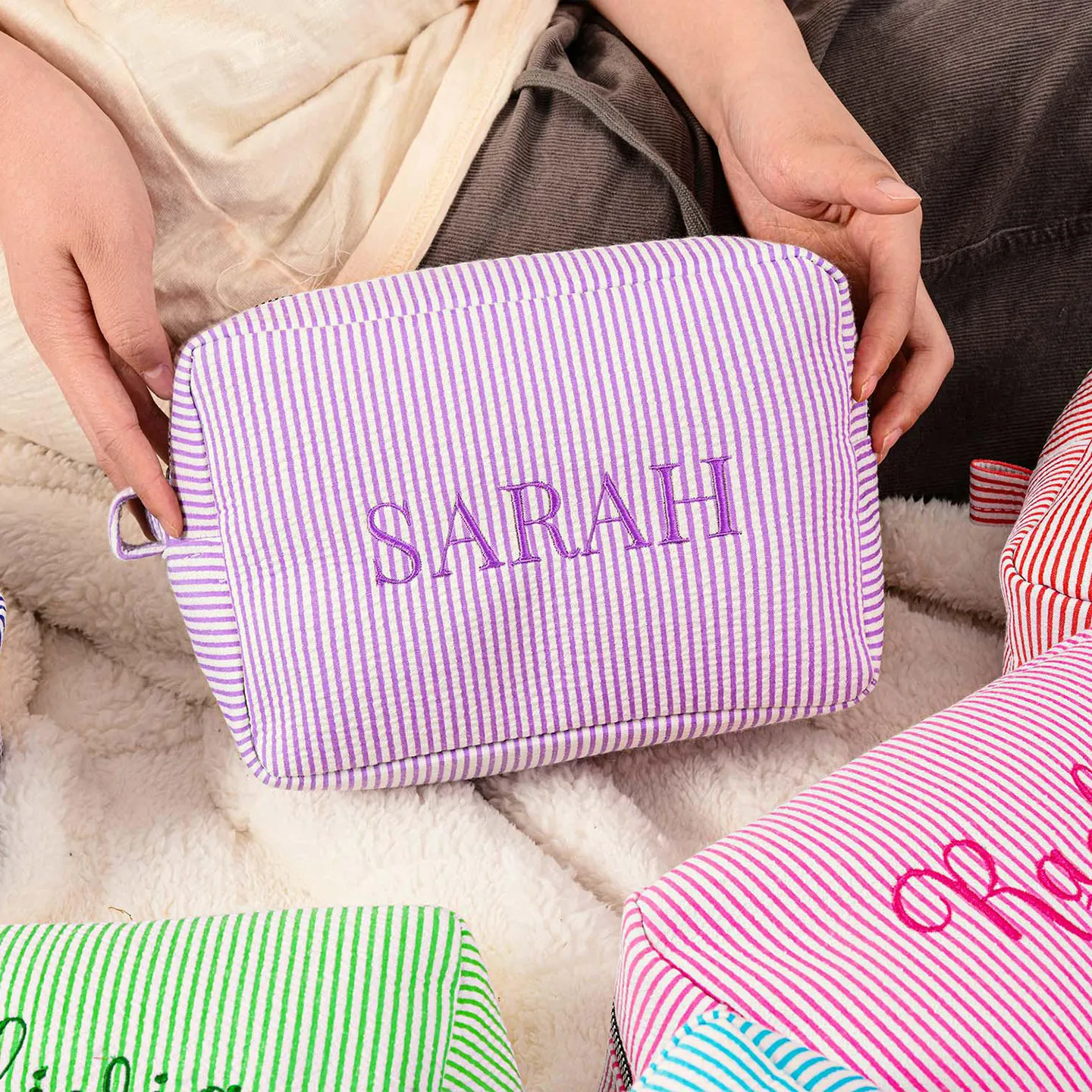 Bolsa de Maquiagem Personalizada com Listras, Bordado de Nome Personalizado, Necessaire de Viagem, Organizador de Higiene Pessoal, Presente para Mulheres, Meninas e Madrinhas
