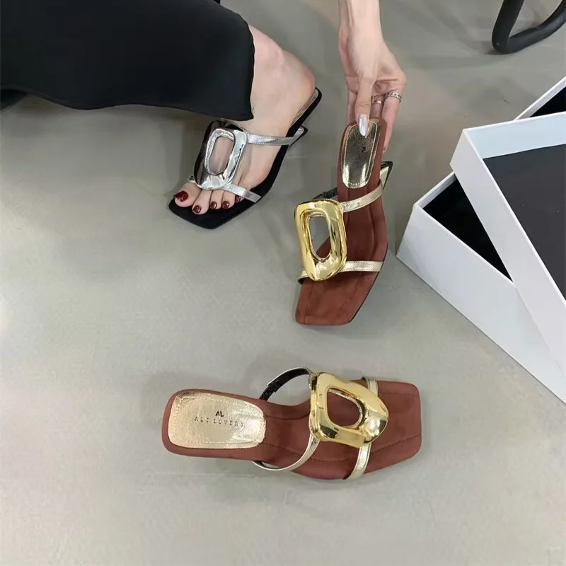 

Роскошные сандалии, дизайнерские женские тапочки на высоком каблуке, новые летние шлепанцы с квадратной головкой и металлической квадратной пряжкой, женские сандалии