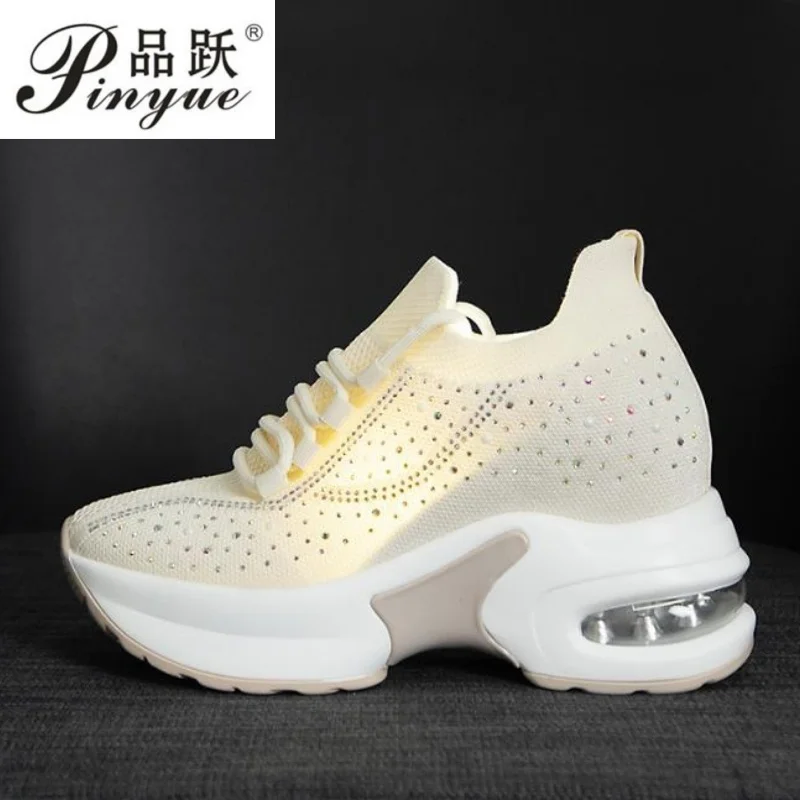 

Женские повседневные дышащие весенние кроссовки на платформе с воздушной сеткой 8 см, на танкетке, на скрытом каблуке, вулканизированная обувь для отдыха с кристаллами