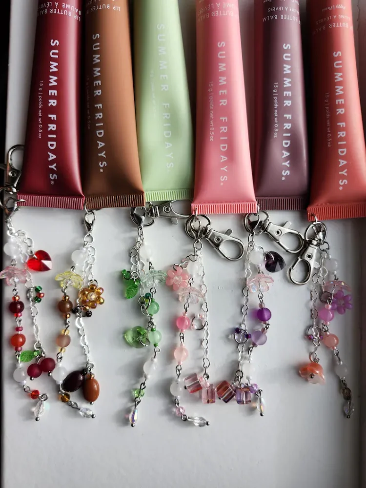 Llaveros de bálsamo labial de estilo coreano con dijes de corazón con cuentas: accesorios coloridos, regalo perfecto para mujeres