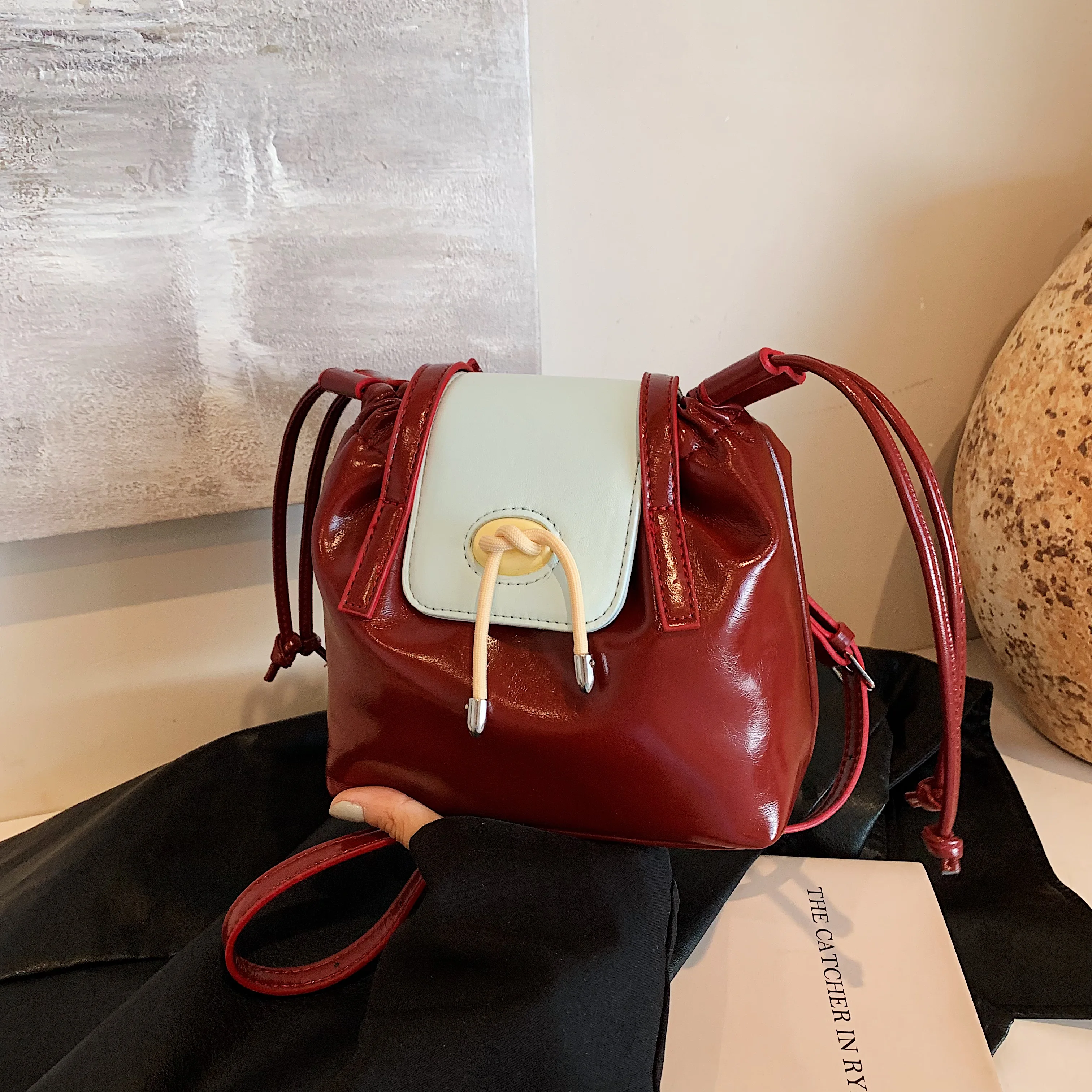 

Fashion trend contrasting retro style bag 2024 new niche design single shoulder diagonal cross drawstring bucket bag