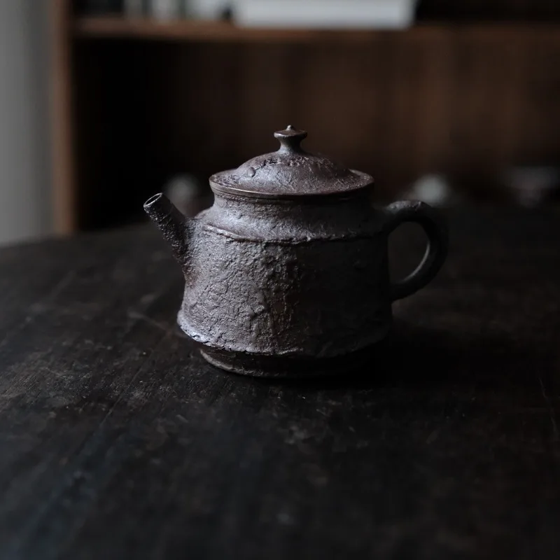 

Handmade utensils, firewood-fired hand-pinched downhill mud vases