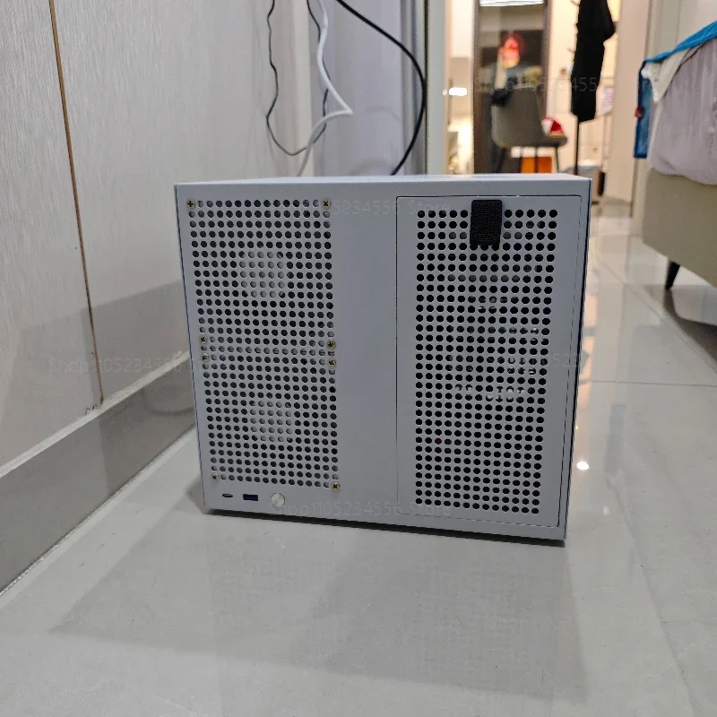 

Корпус Sagittarius на 8 отсеков с задней панелью и PCIe полной высоты MATX, один отсек для блока питания ATX, AIO-хранилище и UNRAID.