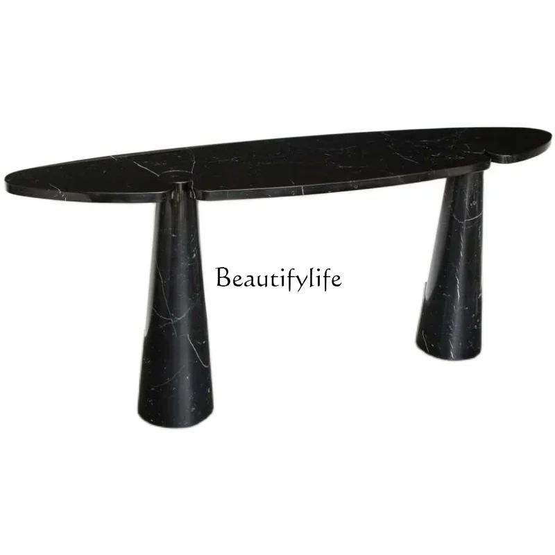 

ls 27American marble entrance table, semi-round and extremely narrow, facing the door against the wall