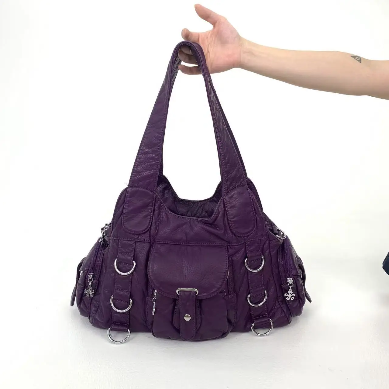 Ladies' street style personalized rivet punk tote bag with large capacity and multiple pockets, vintage distressed shoulder bag