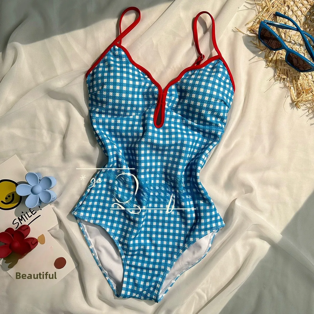 ملابس سباحة نسائية قطعة واحدة بتصميم مثلث مع تنورة حمراء مطرزة، نحيفة ودافئة، بأسلوب طالباتي لإحساس العطلات الصيفية