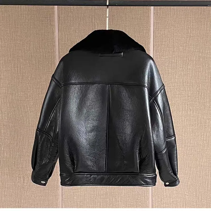 معطف فرو الأغنام الطبيعي الحقيقي للجلد بالكامل بياقة مقلوبة معطف نسائي شتوي سميك ودافئ على طراز الدراجة النارية