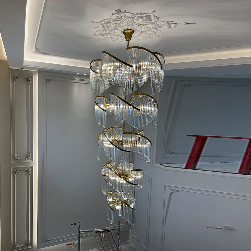 

The villa living room is hollow and luxurious, the crystal staircase lamp, the duplex floor crystal chandelier