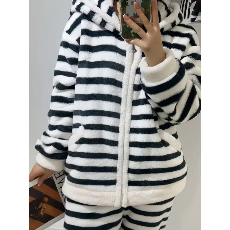 Pigiama da donna autunno e inverno in flanella allentata cardigan a righe ispessito in pile di corallo set di cappelli da casa può essere indossato all'esterno