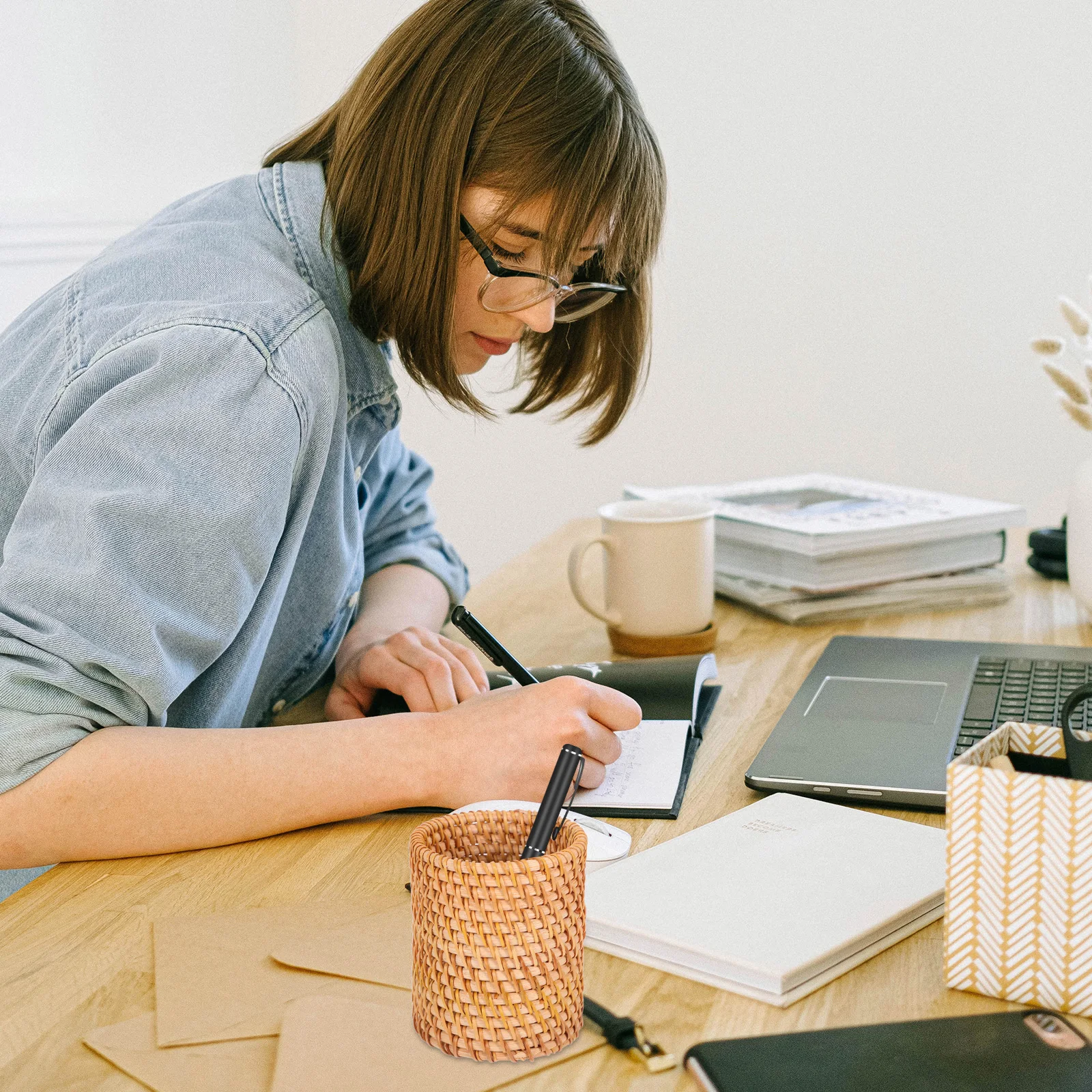 

Vintage Rattan Pen Holder Hand-Woven Round Base Stationery Organizer Desktop Basket Office Desk Accessories Aesthetic