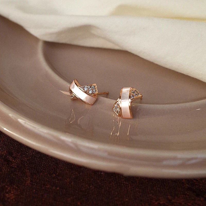 Roségoldfarbene, miteinander verschlungene Muschel-Zirkon-Mini-Metall-Ohrringe für Damen – Design-Sensation, modischer Luxus-Schmuck, vielseitiges Accessoire – Detail 9