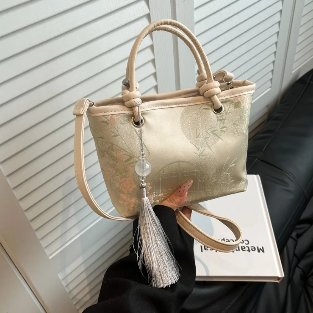 

Художественная вышитая сумка в китайском стиле с магнитной застежкой, вышивкой пейзажей, в стиле ципао, с декором из кисточек