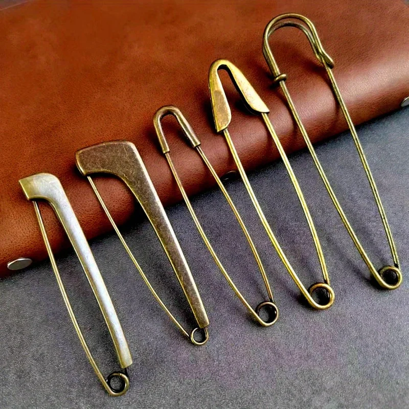 5pcs Random Vintage Greenish Bronze Sweater Shawl Large Buckle Pin with Letter Design, a Simple Accessory for Hole Shoes