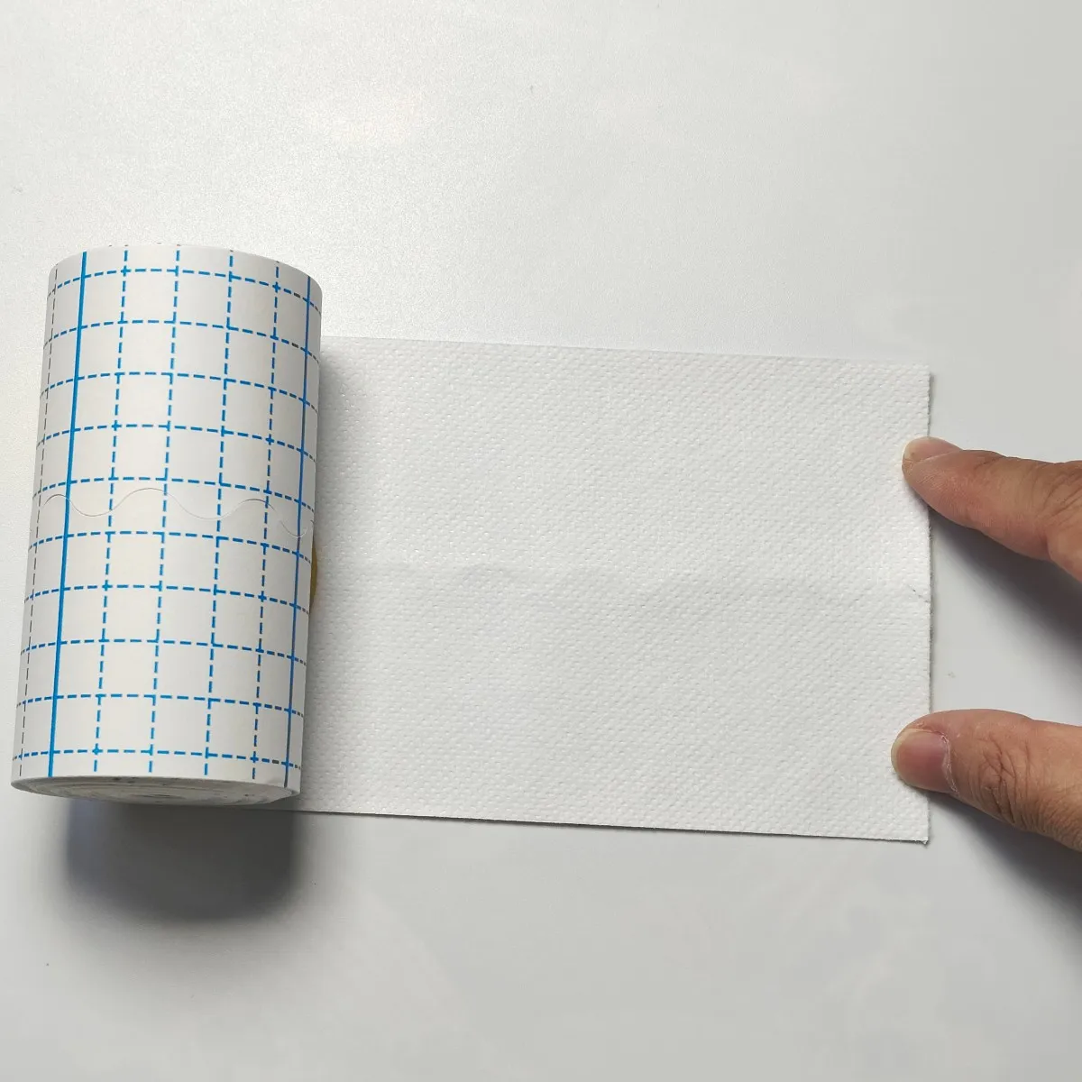 Mittelgroße Klebebandrolle, Selbstklebendes Band, Atmungsaktiver Vlies-Fixierverband, Pflasterartiger Verband – Detail 6