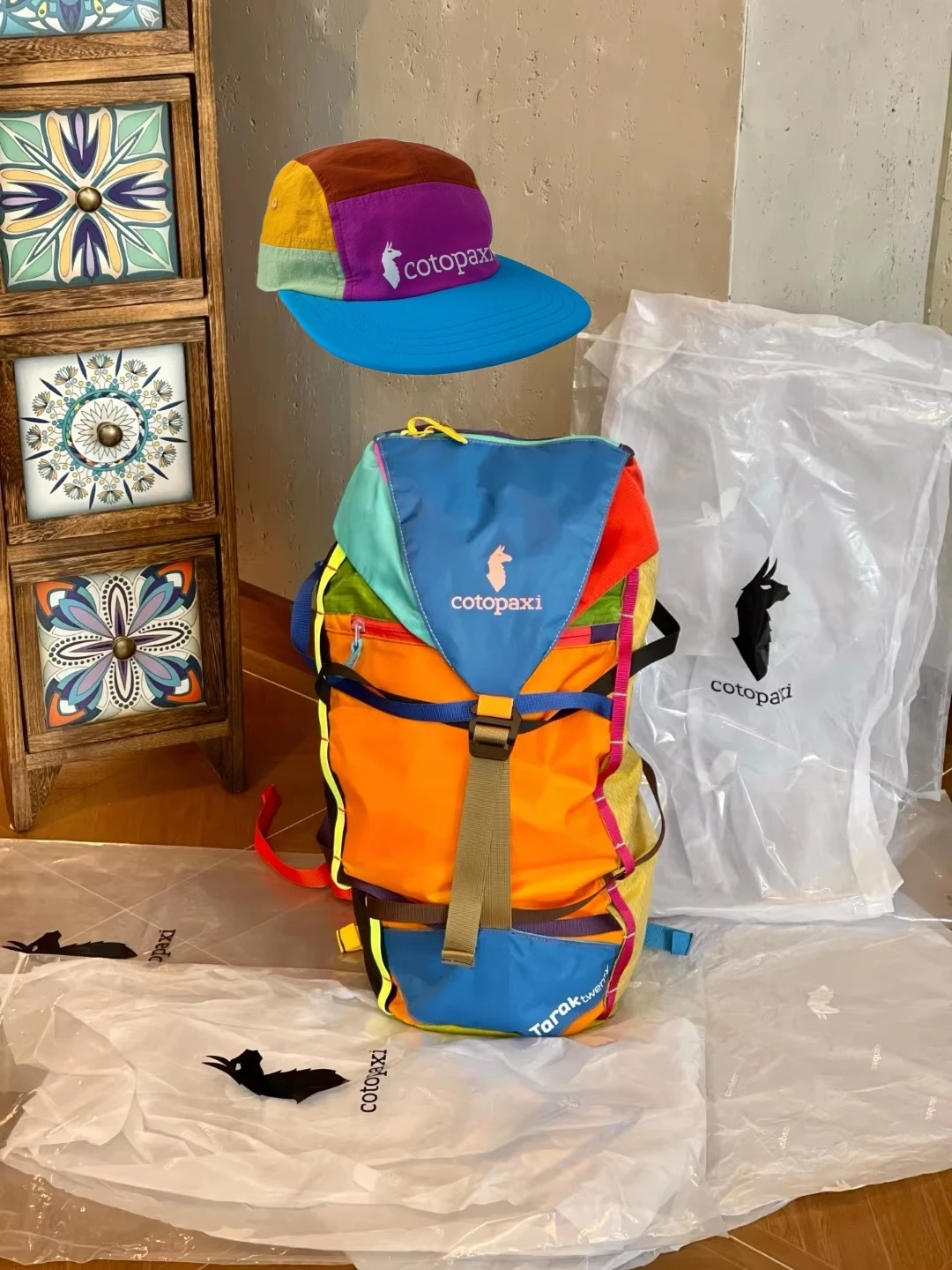 

Cotopaxi Alpaca Bag 20L Dopamine Contrast Hiking Cross Country Backpack and hat Sports Mountaineering Outdoor