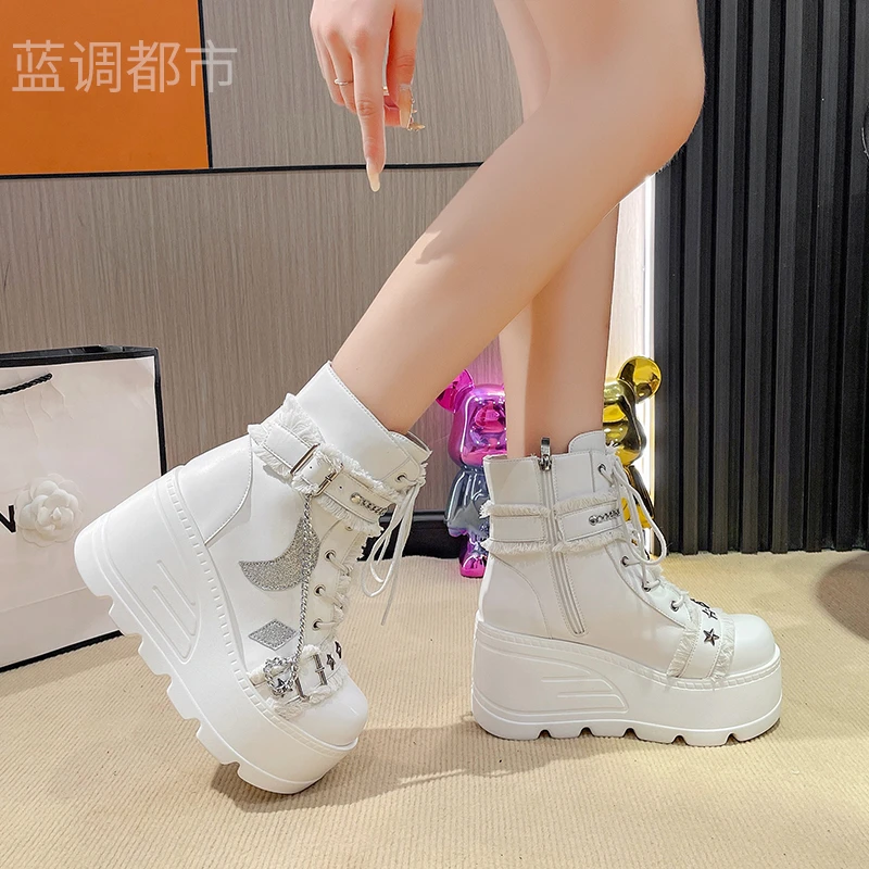 

Толстые готические ботинки на платформе, женские осенние женские ботинки на танкетке 9 см с пряжкой, высокие ботинки в стиле панк, уличная обувь для косплея, мотоциклетная обувь с цепочкой