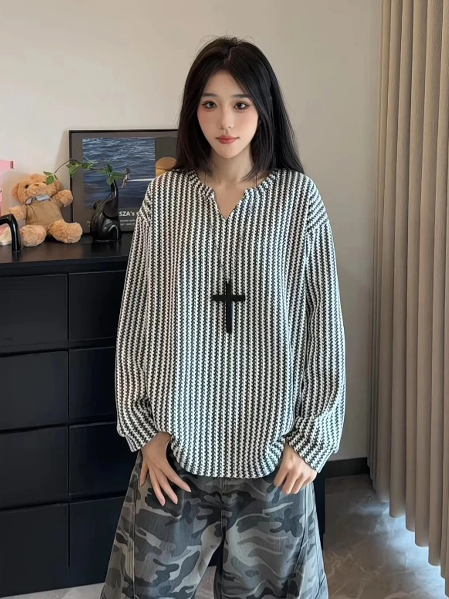 

Белая текстурированная мужская футболка с V-образным вырезом и длинным рукавом, шикарный американский трикотажный свитшот в стиле lazy, базовая футболка для ношения под одеждой, молодежный тренд