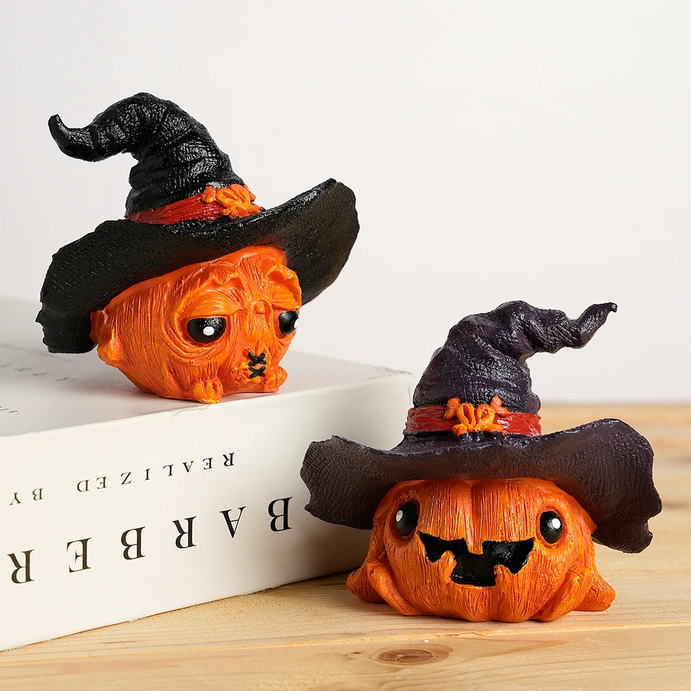 Ein niedliches Halloween-Ornament: eine kleine Harzskulptur eines Kürbis-Geistes mit Kapuze, geeignet für Feiertagsdekorationen und als Geschenk.