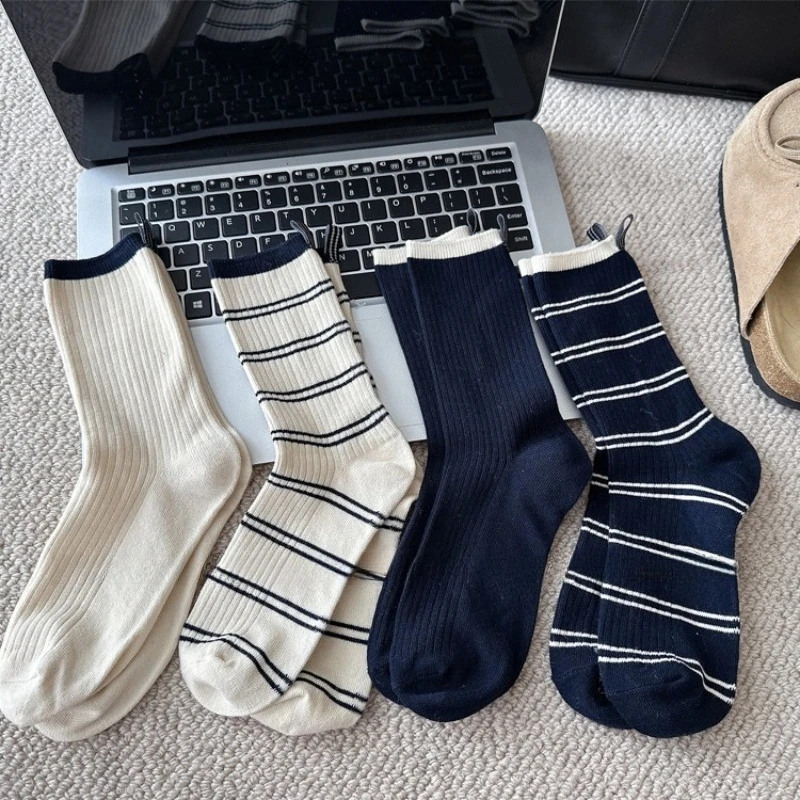 

4 пары женских осенне-зимних универсальных носков средней длины в стиле колор-блок, темно-синие, простые, удобные, повседневные.