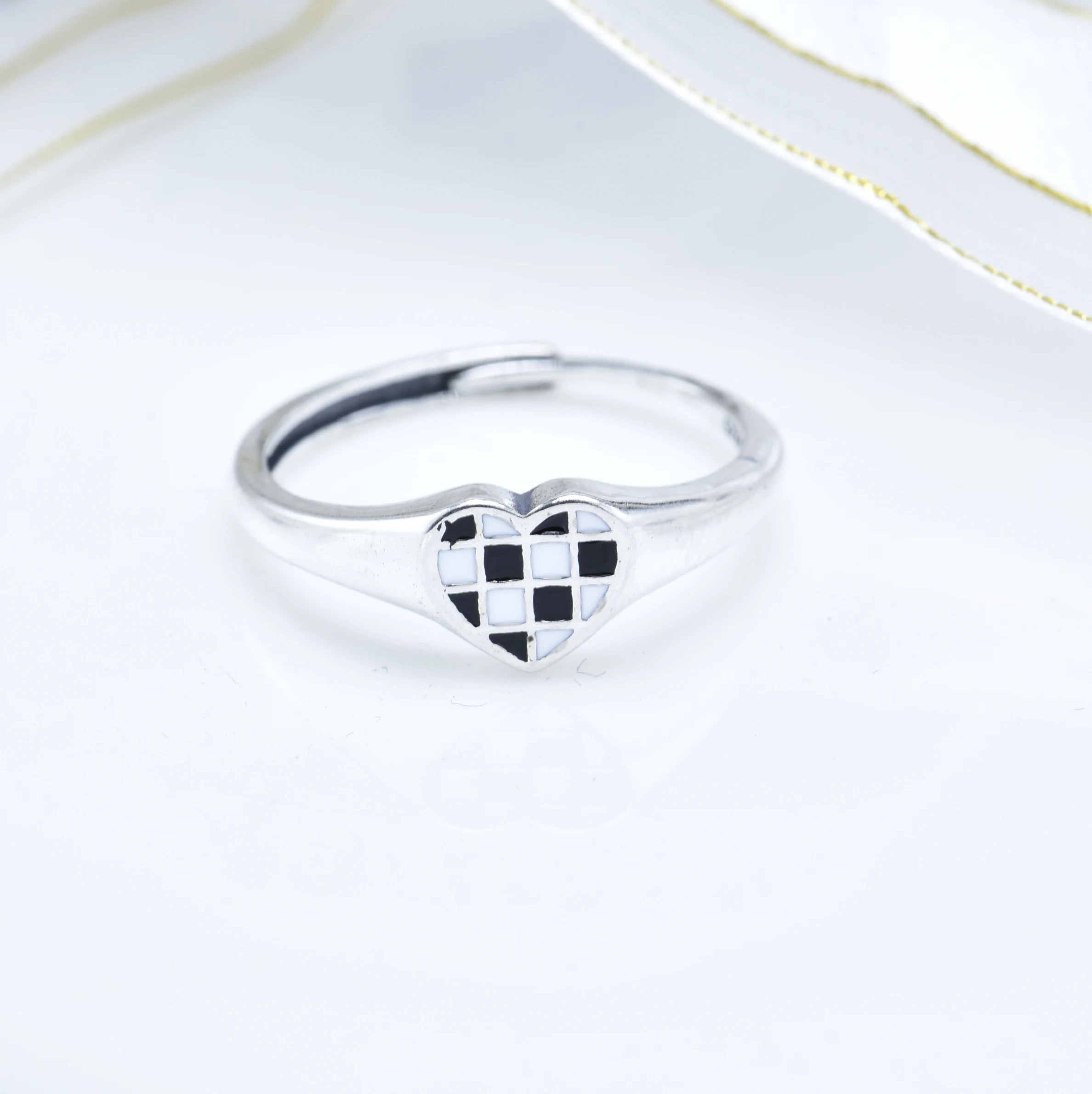 

Trendy black and white checkerboard pattern open heart ring, female niche ring, personality versatile temperament ring