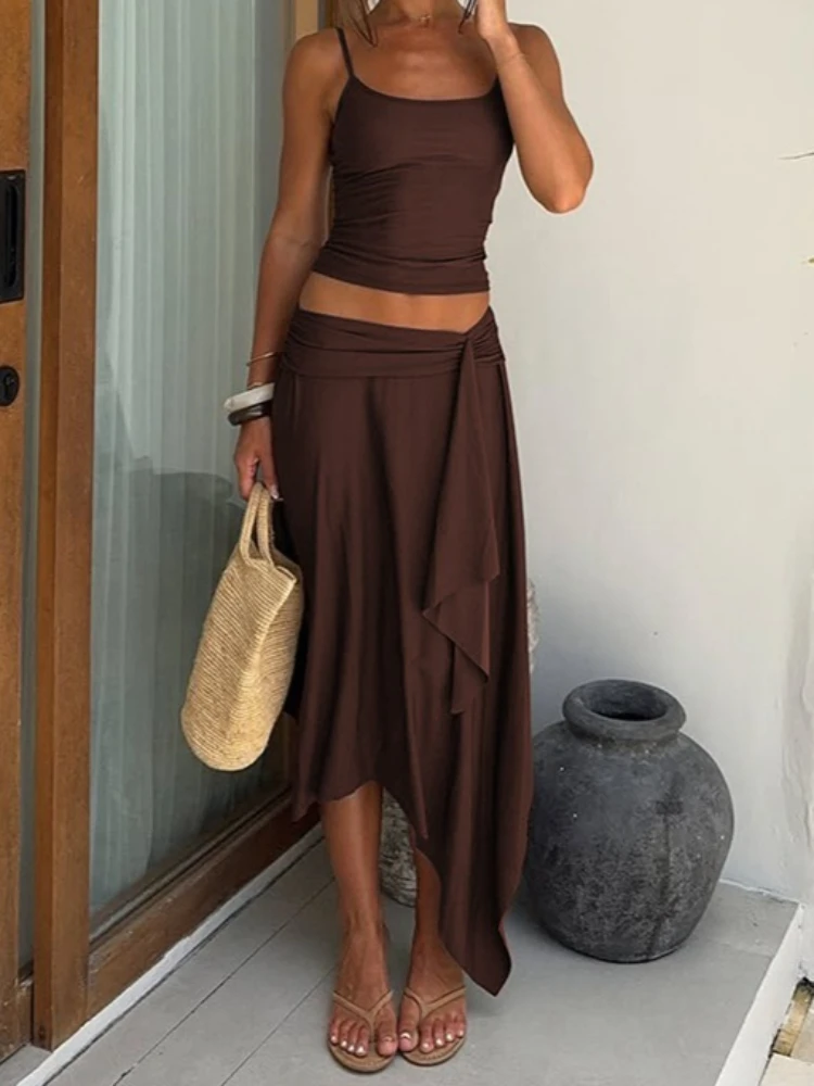 ชุดเซ็ต 2 ชิ้นสำหรับผู้หญิง สไตล์ชิคสำหรับฤดูร้อน เสื้อครอปแขนกุดแบบเรียบง่ายและกระโปรงทรงเอแบบไม่สมมาตรเข้าชุดกัน