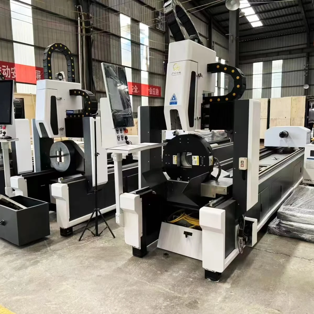 1500 Вт 2000 Вт 3000 Вт Высокоточная стальная трубка из легированной стали SS Волоконный лазерный резак Станок для лазерной резки труб и труб