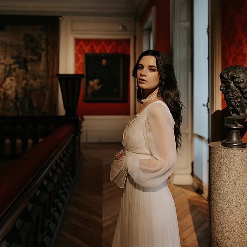 ชุดแต่งงานผ้าชีฟองไหมเซ็กซี่ คอเสื้อลูกไม้ลึก ทรงเอ แขนยาว กระโปรงพลีทแบบกำหนดเอง ชายกระโปรงทรงแปรง