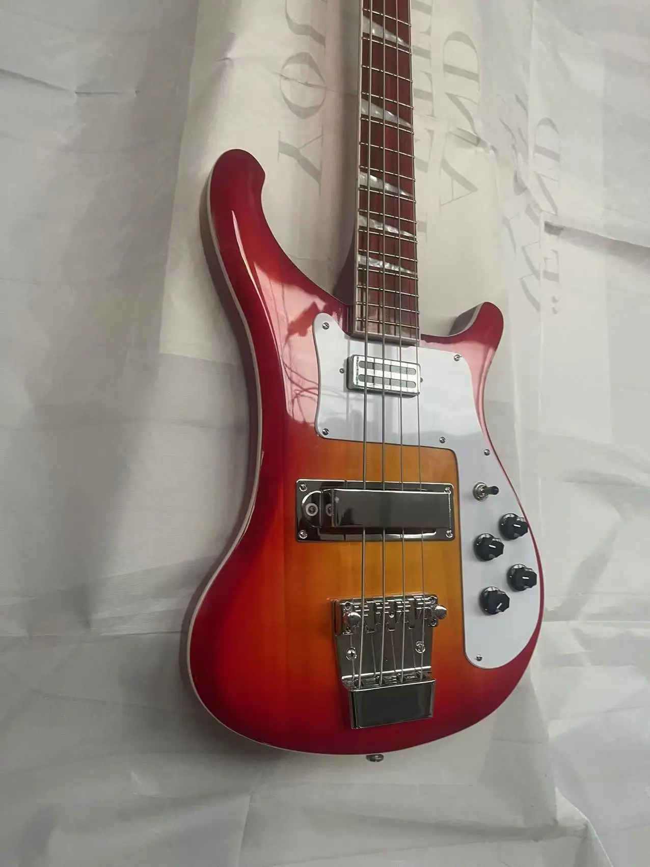 Electric bass with 4 chords, tomato colored body, factory photo taken, in stock, order shipped immediately