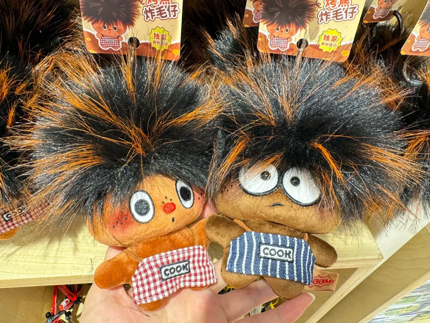 バラのような縮れた髪のかわいい漫画風ぬいぐるみキーホルダー、楽しいバッグチャーム、バックパックペンダント、バッグペンダント人形用のクリエイティブなアクセサリー