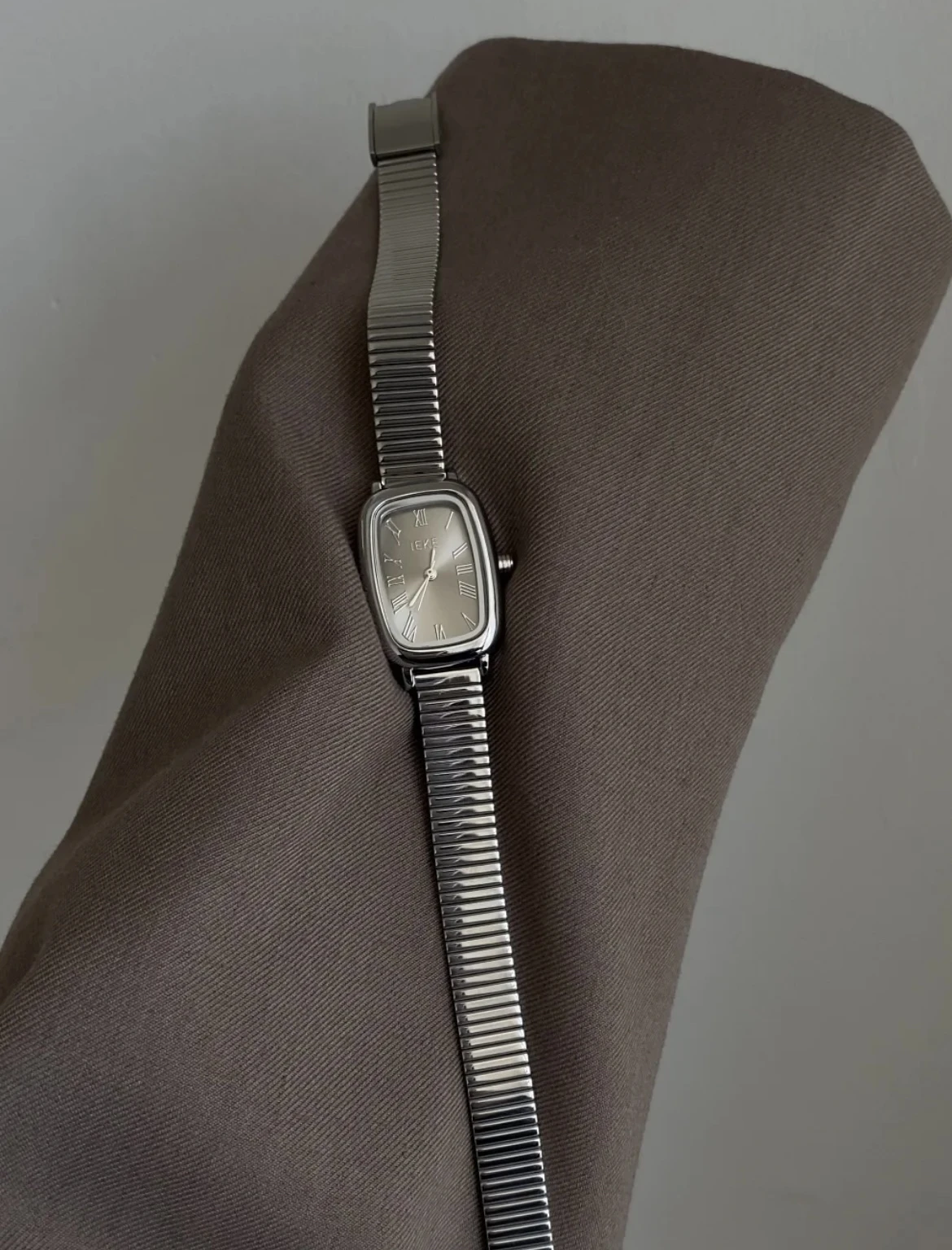 

New women's watch silver gray high-end exquisite fashion casual temperament versatile women's watch elegant women's watch