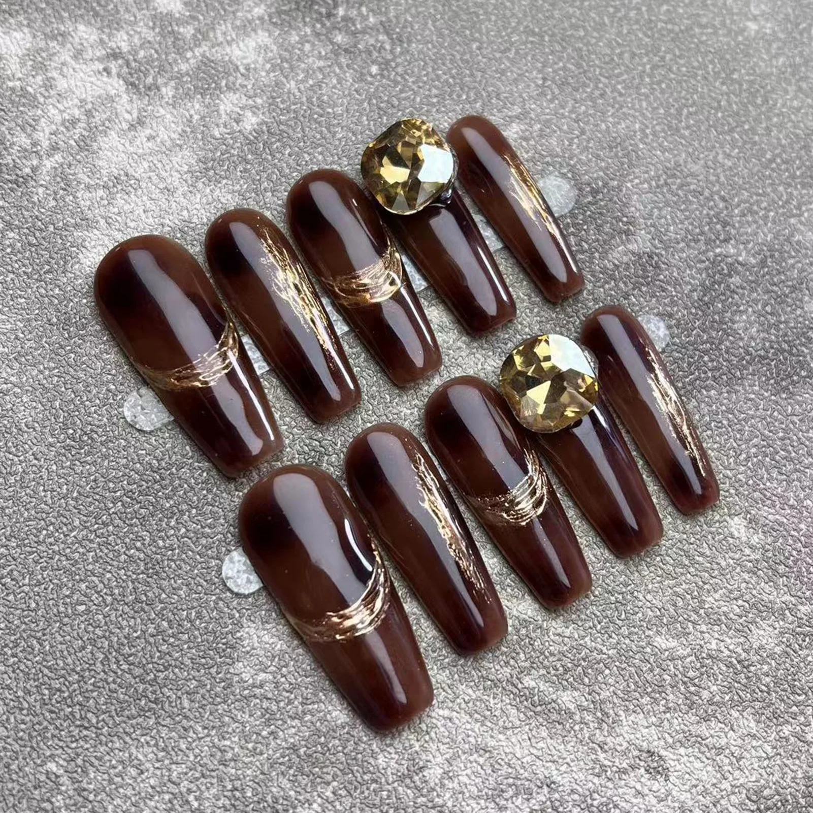 手作りのフェイクネイル,ゴールデンストリップ,光沢のあるブラウン,プレス,ミドル丈の棺,ダイヤモンドデザイン,10個