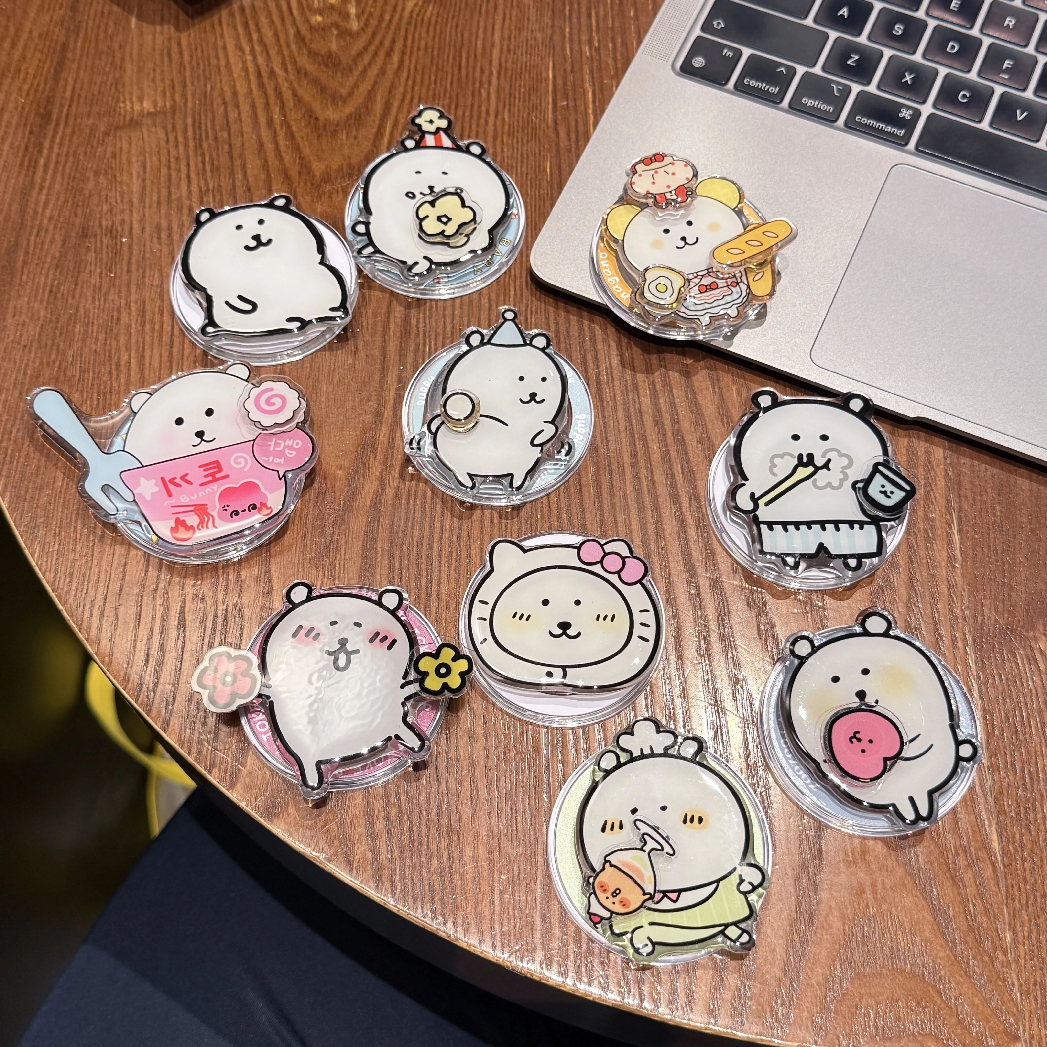 

Милый магнит на присоске для смартфона с шуточным медведем, магнитный держатель для мобильного телефона Samsung для Z Flip 7, практичная магнитная подставка для телефона